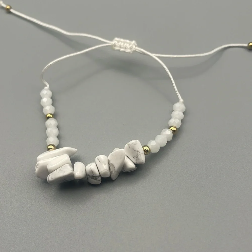 Chic White Natural Stone and Gold Beaded Bracelet Adjustable - Picture 2 of 5